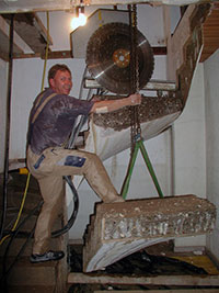 Betonsäge sägt durch Stahlbeton