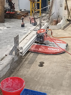 Betonsägen mit mit elektrischer Säge